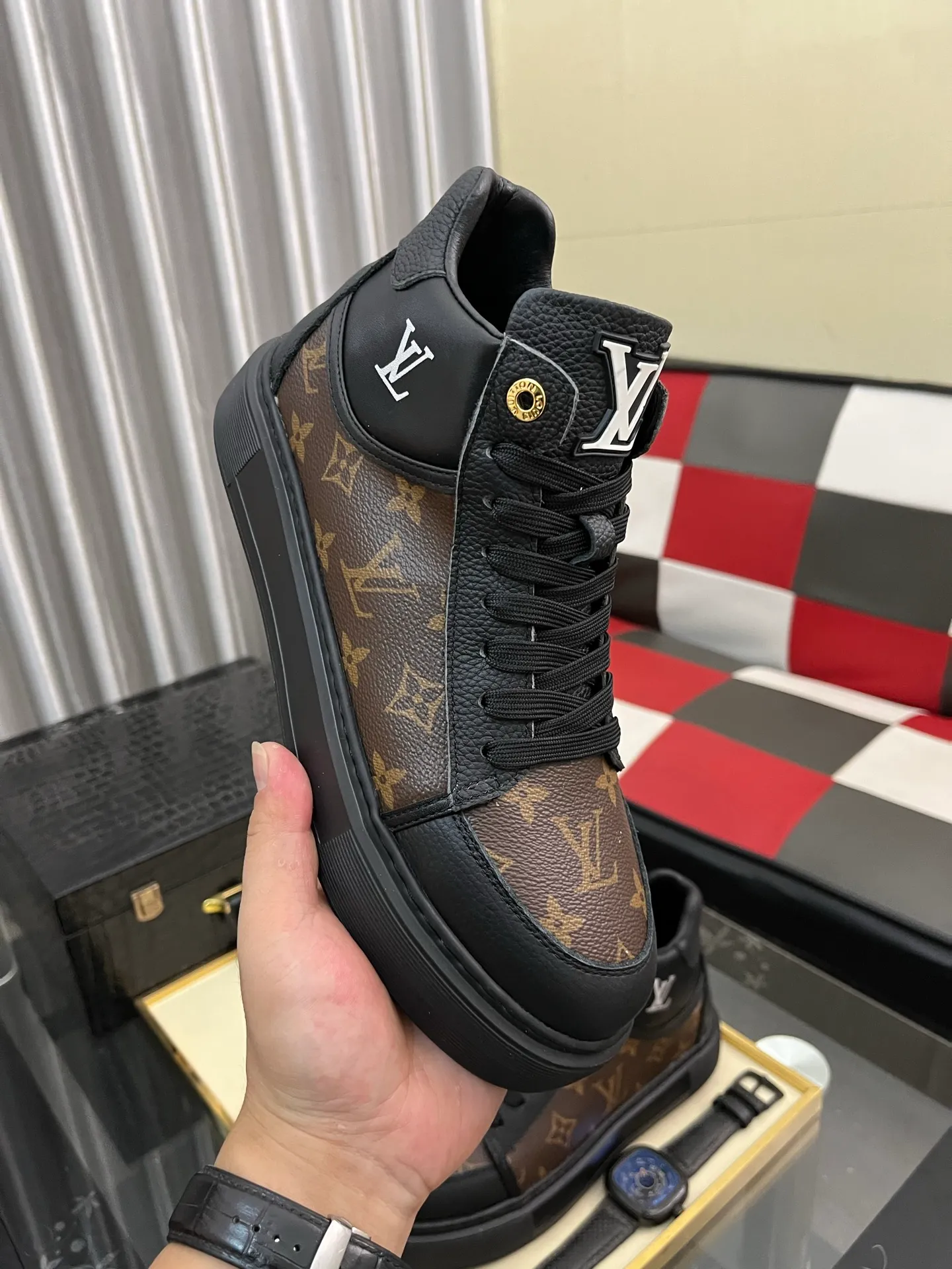 Men's shoes 💰458⌚️⌚️《Louis vuitton/LV Louis Vuitton》original quality.~ Unique modern style sneakers. 🏃A must-have casual shoe for trendy men😍😍 Original brand imported from Italy, imported original leather, cowhide lining (refuses to discolor and grind feet) sole: original sole provided by the original factory, French lazy style design ⚠️Fit to the feet, original quality, super comfortable original sole. Code number: 38-442️⃣Colors available